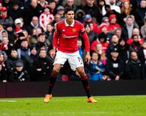 Varane a keret mélységét hangsúlyozza