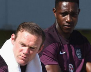 Welbeck kiáll Rooney mellett