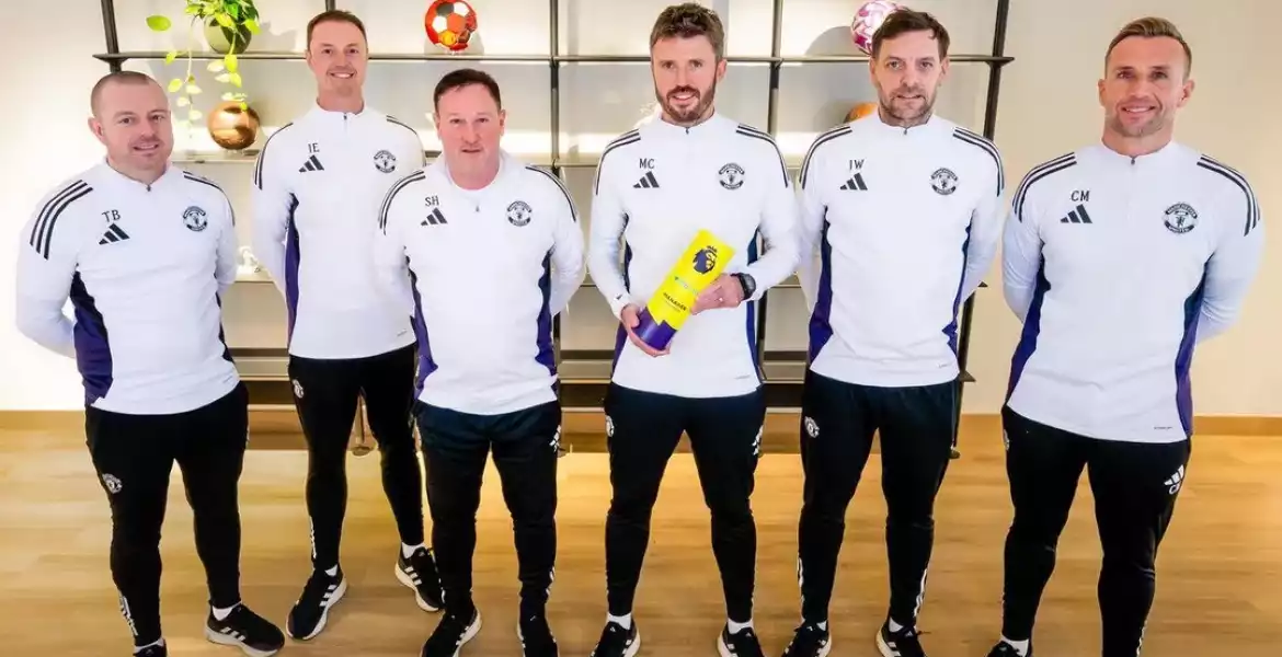 Hivatalos: Carrick edzői stábja is marad