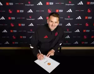 Hivatalos: Heaton új szerződést írt alá