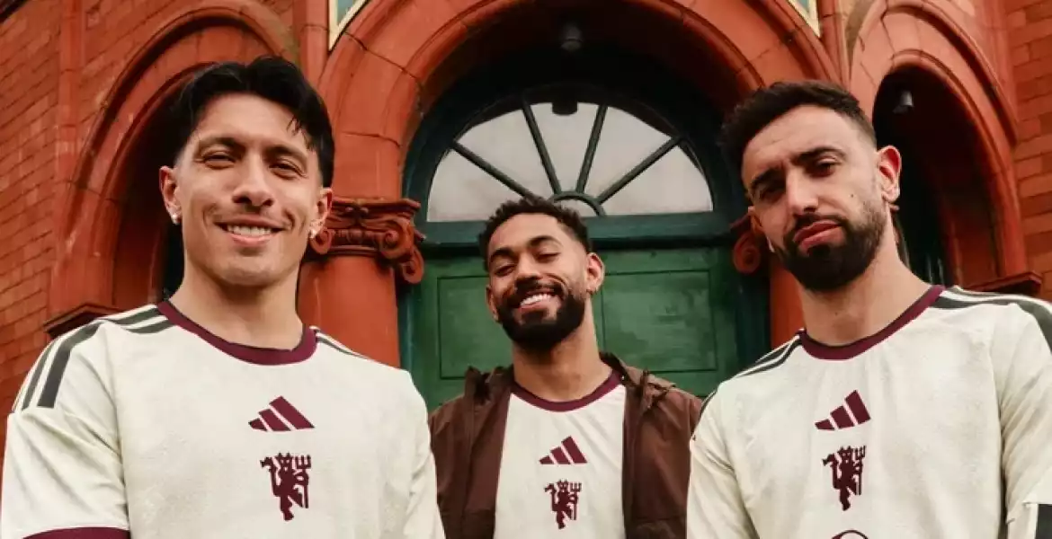 Bemutatták a United harmadik számú mezét