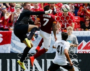 Johnstone tovább marad a Doncasternél