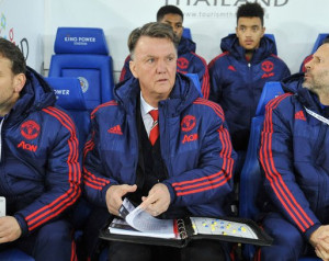 Van Gaal taktikai változtatásait magyarázza