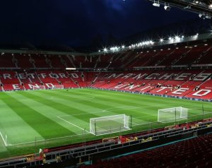 Óriás transzparensek 40000 szurkoló képével az Old Traffordon