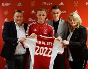 Csodálatosnak tartja fia Unitedbe igazolását Van de Beek apja